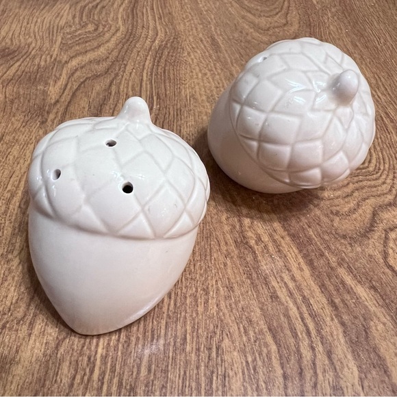 Vintage Acorn Cream Ceramic Minimalist salt and Pepper set - Picture 2 of 7